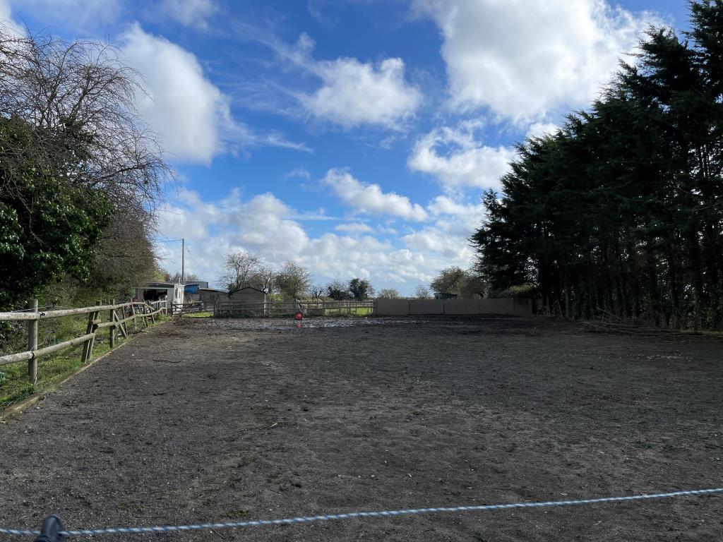 Lot: 125 - EQUESTRIAN SITE WITH FOUR STABLES, HAY BARN, SAND SCHOOL AND DILAPIDATED MOBILE HOME - Sand school